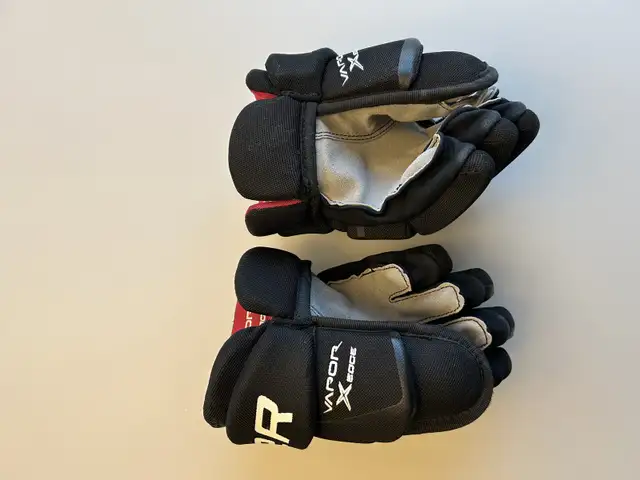 Hockey gloves in Hockey in Calgary - Image 3