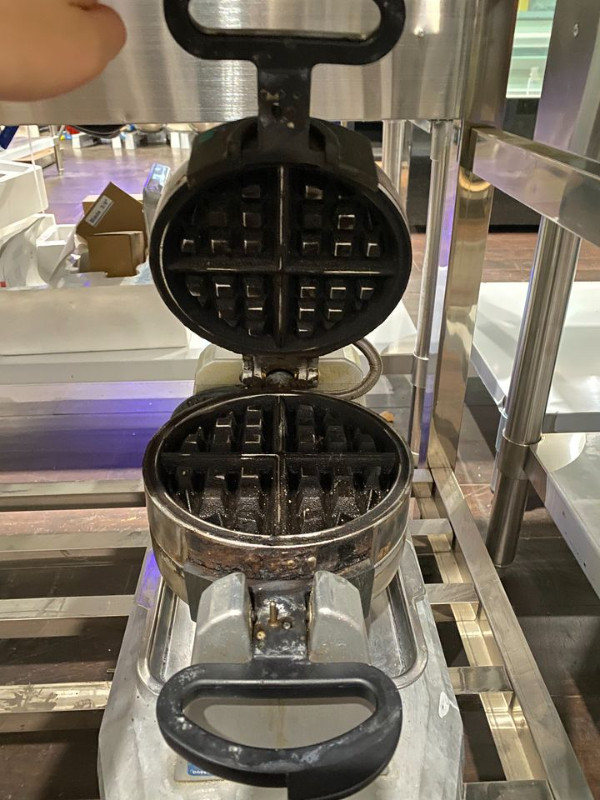 Used Waring Double Vertical Belgian Waffle Maker at Jacobs in Industrial Kitchen Supplies in Windsor Region