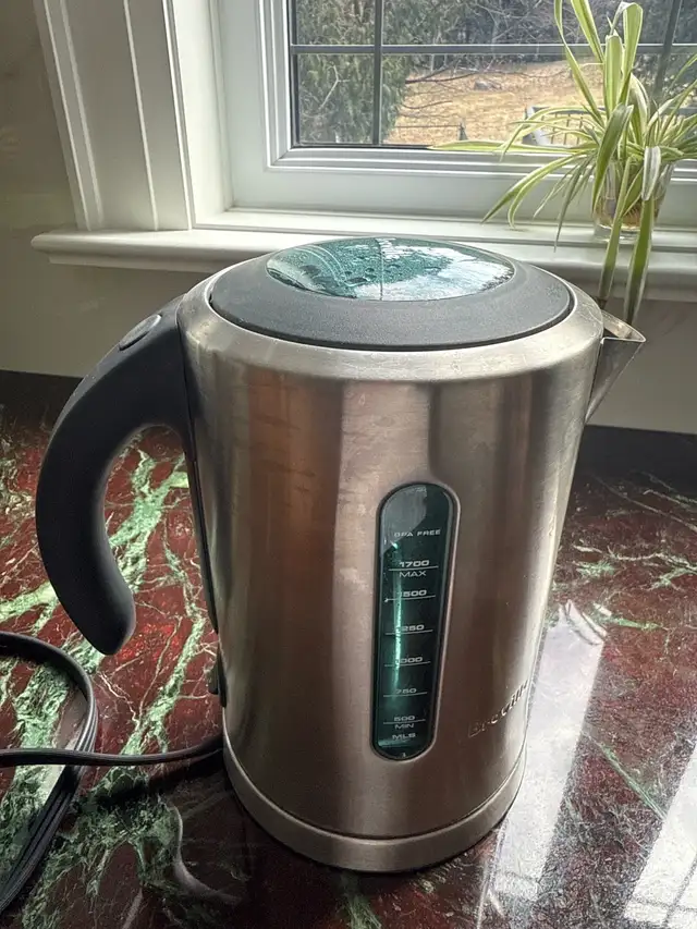 Breville kettle in Coffee Makers in Markham / York Region - Image 3
