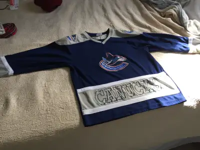 GUC Vancouver Canucks Youth Large 14-16 Blue Jersey, View more