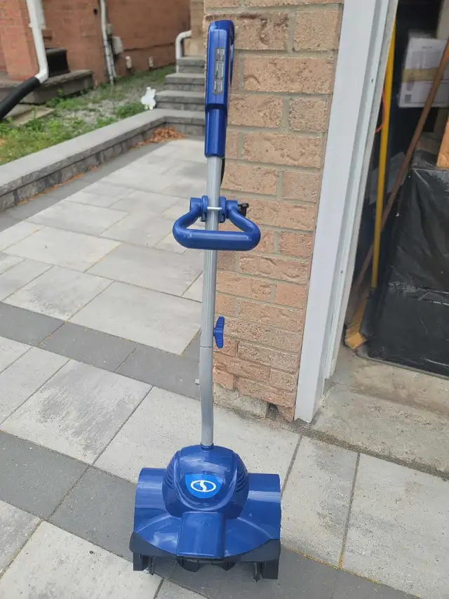 11" Snow Blower by Snow Joe in Snowblowers in Markham / York Region - Image 2