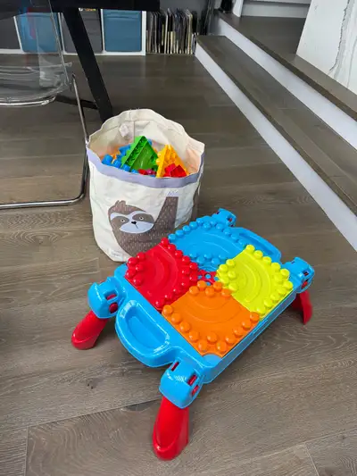 This Mega Bloks table is perfect for toddlers! It comes complete with a bag of blocks, ready for hou...