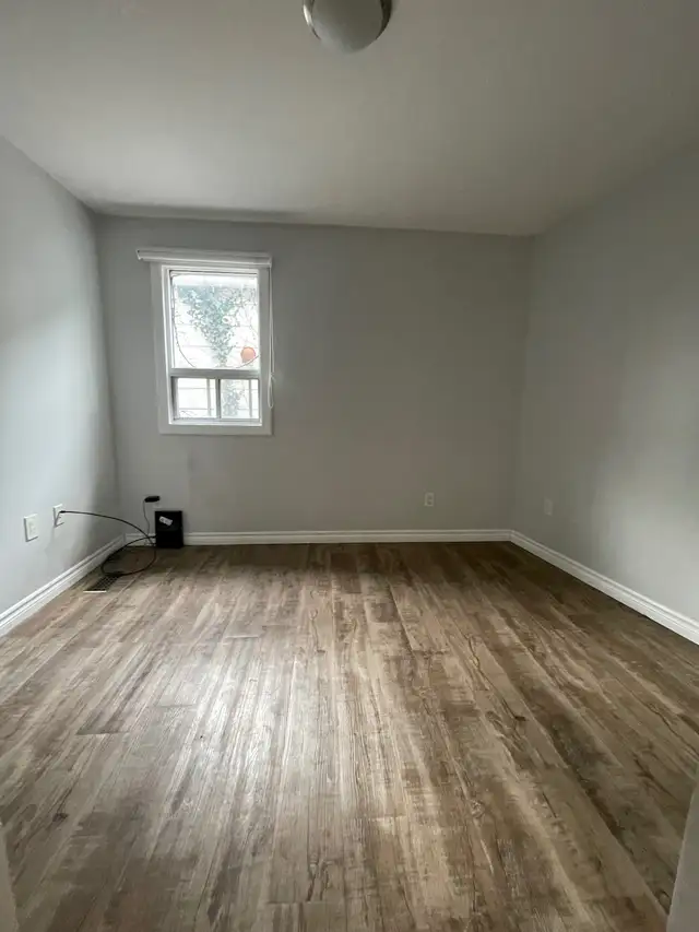 Mid size room + internet+ laundry + private bath + parking in Room Rentals & Roommates in City of Montréal - Image 2