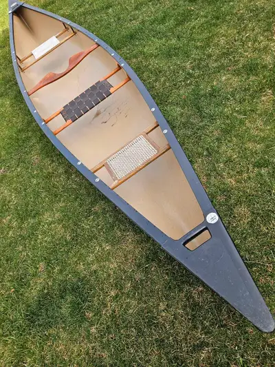 Très bon canoe de rivières 16 pieds 4 pouces. Barre de portage de luxe moulée. 3 Sièges, le 3e banc...