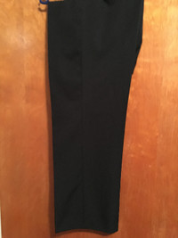 Habit noir comprends pantalon grandeur 27 et veston 16-18 .