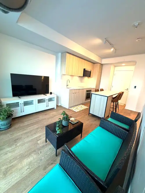 Enjoy **FREE WI-FI AND GROCERIES FOR 3-MONTHS** Welcome to Port Credit! This beautifully designed 1...