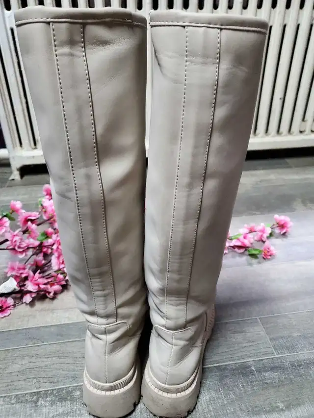 Cassietta off-white/light grey knee high boots -Size 7 for sale in Women's - Shoes in City of Toronto - Image 6