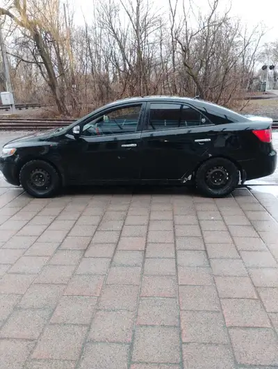 Je vends ma Kia Forte EX 2010, une berline fiable avec un moteur de 2,0 litres et une transmission a...