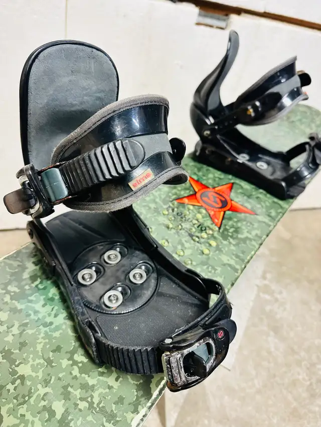 Sims kids snowboard 125 cm with Sims jr bindings  in Snowboard in Markham / York Region - Image 5