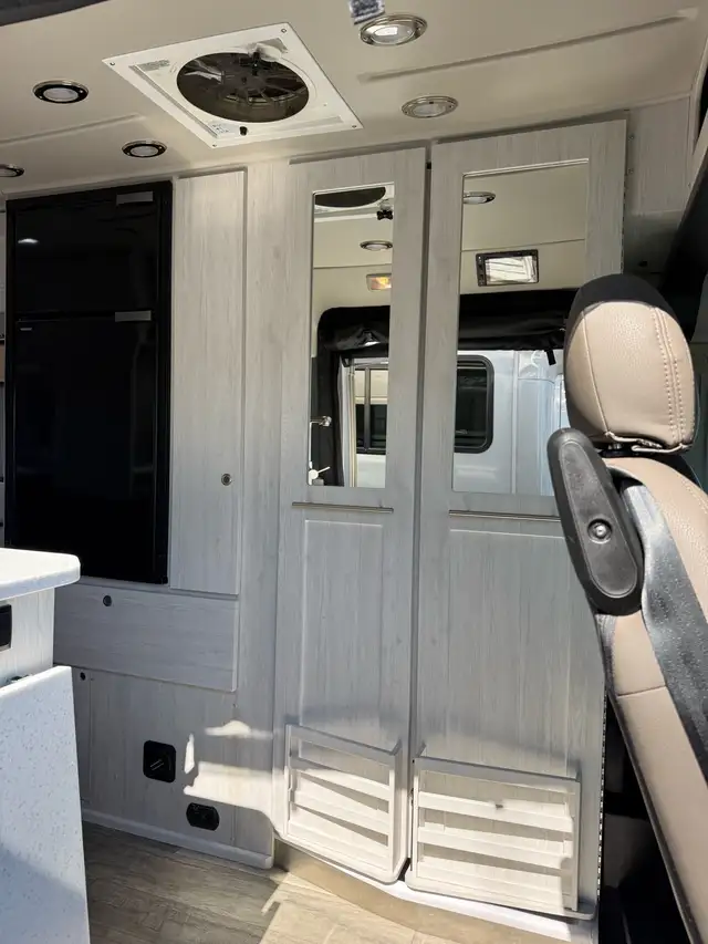 2023 ROADTRECK ZION SRT IMPECCABLE  in RVs & Motorhomes in West Island - Image 11