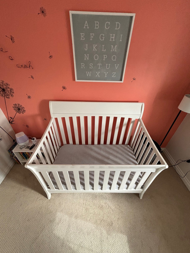 Baby Crib, Mattress and 2 fitted sheets! in Cribs in Edmonton - Image 3