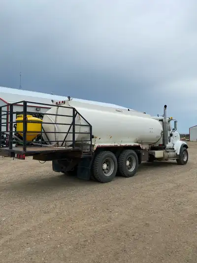2000 international water truck. 450hp 60 series Detroit. 18speed 4200 USG water tank. Only used for...