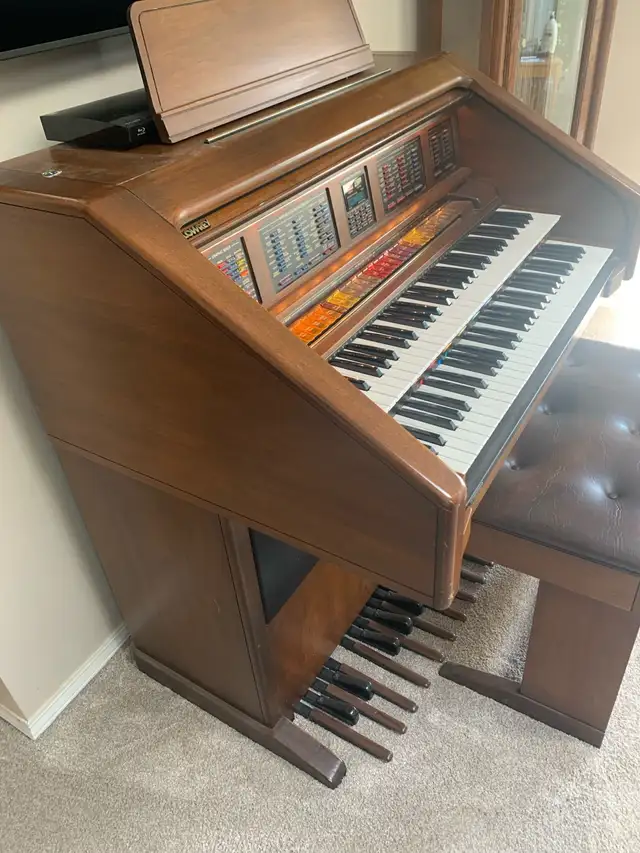 Lowrey Electronic organ in Pianos & Keyboards in Edmonton - Image 6