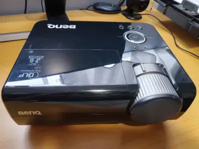 BenQ MS 510 SVGA Projector and Screen M80NWV retractable screen (4x3 80" diagonal). Comes with proje...