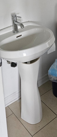 Lavabo sur pied avec robinet/Pedestal Sink with faucet