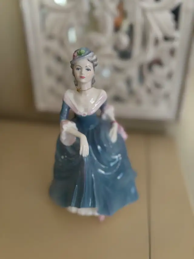 Coalport Figurine Regina in Arts & Collectibles in Oakville / Halton Region - Image 9