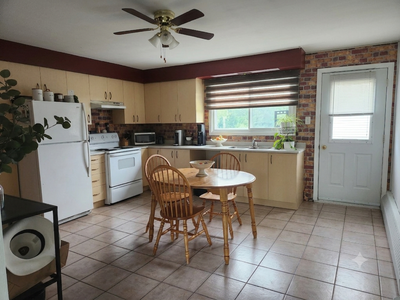 Grand 4½ situé au 3e étage d'un immeuble de 6 logements très tranquille sur la rue Emery-Fontaine. ✔...