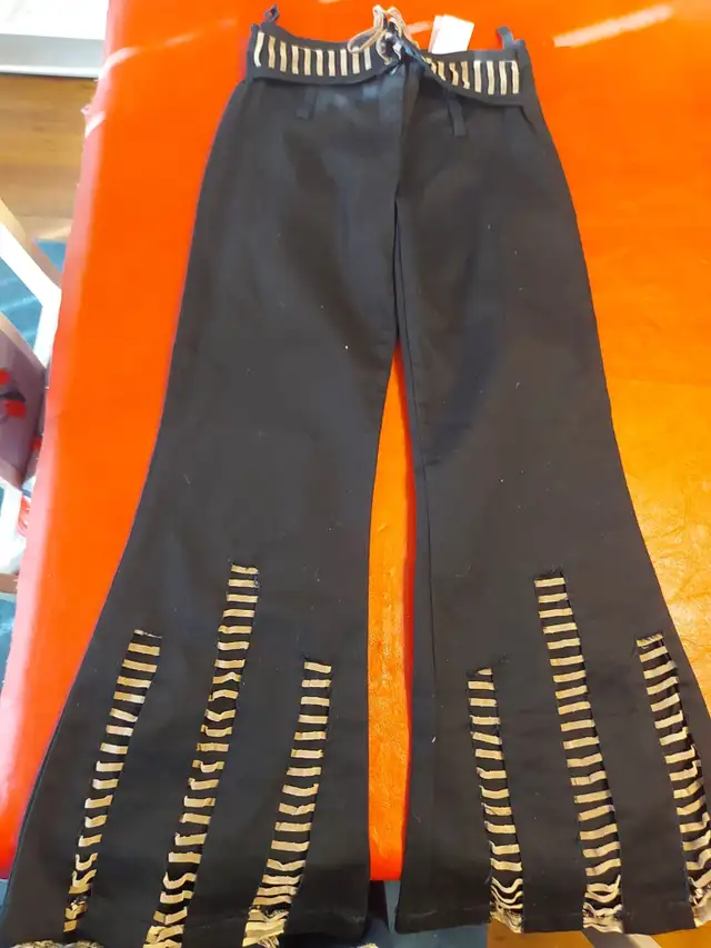 New w tag on- Giftable- Girls Stylish Pant- size 14 in Kids & Youth in Oshawa / Durham Region - Image 2