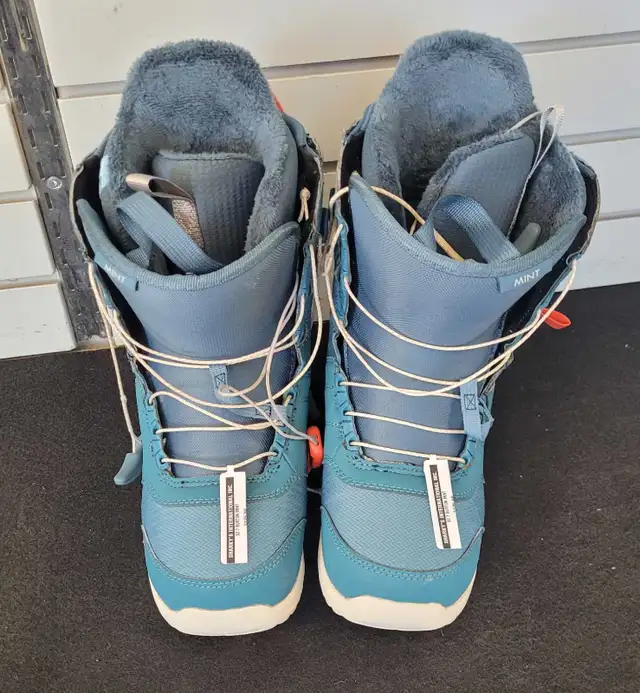 SZ 7 Burton Mint Snowboard Boots (28969695) in Snowboard in Calgary - Image 2