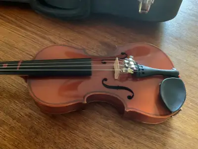 In very good condition. 50 years old. Wood pegs. Comes with bow and case.