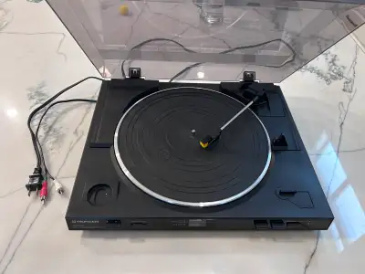 Old record player that does not work. I am not sure what’s wrong with it but thought someone either...