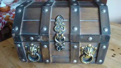 WHISKEY DECANTER SET IN TREASURE CHEST P/U QUEENSLAND SE, View more