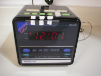 RADIO AM FM ALARM CLOCK BATTERY BATTERIE BANDE BAND UHF 9 VOLTS