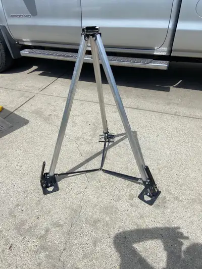 New hybrid design – Aluminum/Steel Full adjustability on each leg using ratchet system Slips onto tr...