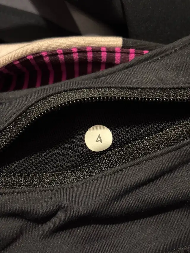 Lululemon Running Shorts sz4 XS in Women's - Bottoms in City of Toronto - Image 5