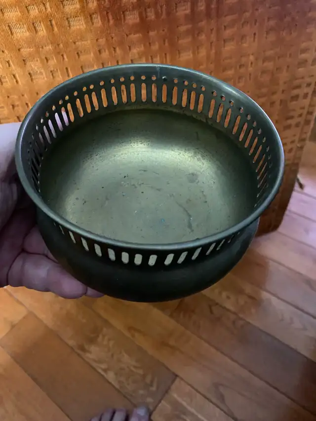 Vintage solid brass footed planter D: 5” in Home Décor & Accents in City of Toronto - Image 4