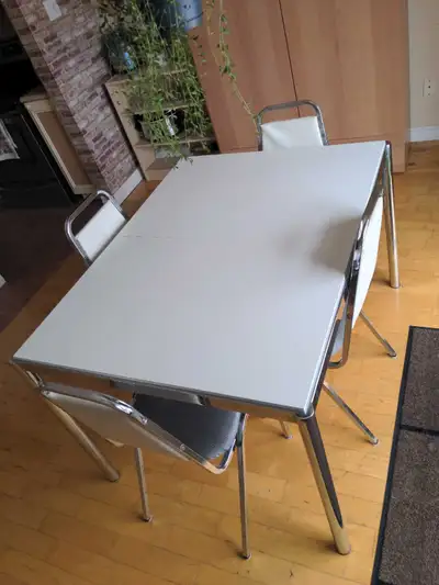 Table blanche avec 4 chaises / White Dining Table with 4 Chairs, View more