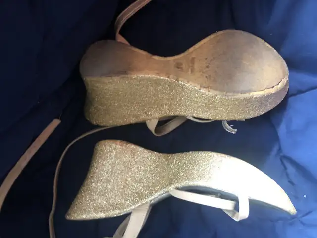Gold Aldo wedge heels  in Women's - Shoes in Calgary - Image 4