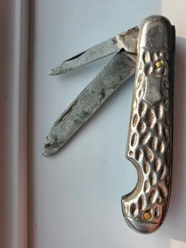 Vintage Folding Pocket Knife Shield Emblem - Two Blades in Arts & Collectibles in Winnipeg - Image 2