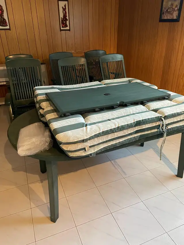 chaises et table patio64840232399873120