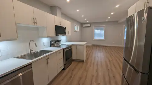 AVAILABILITY September 1st, 2025 – August 31st, 2026 (1-year fixed-term lease) ABOUT THE UNIT Profes...