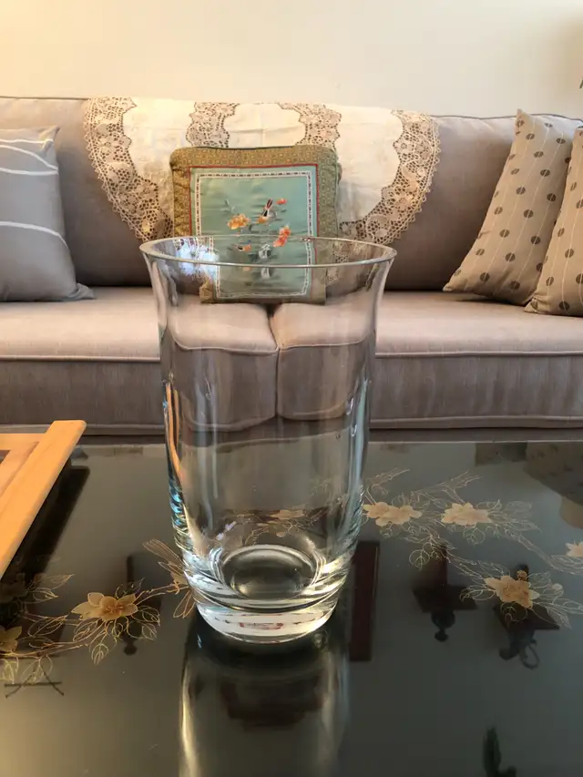 $5 for this thick glass vase! in Home Décor & Accents in City of Toronto - Image 2