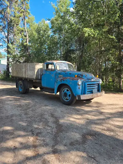 Selling 1952 GMC 9100 Runs good and body is in good condition Newer 261 6 cylinder engine Drives wel...
