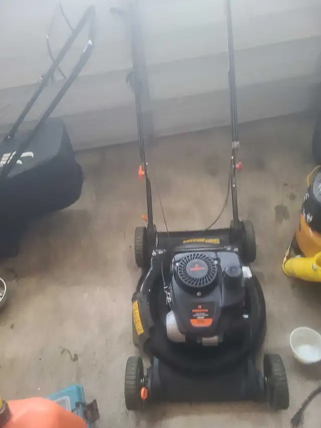 Brand Remington  lawnmower in Lawnmowers & Leaf Blowers in City of Toronto - Image 2