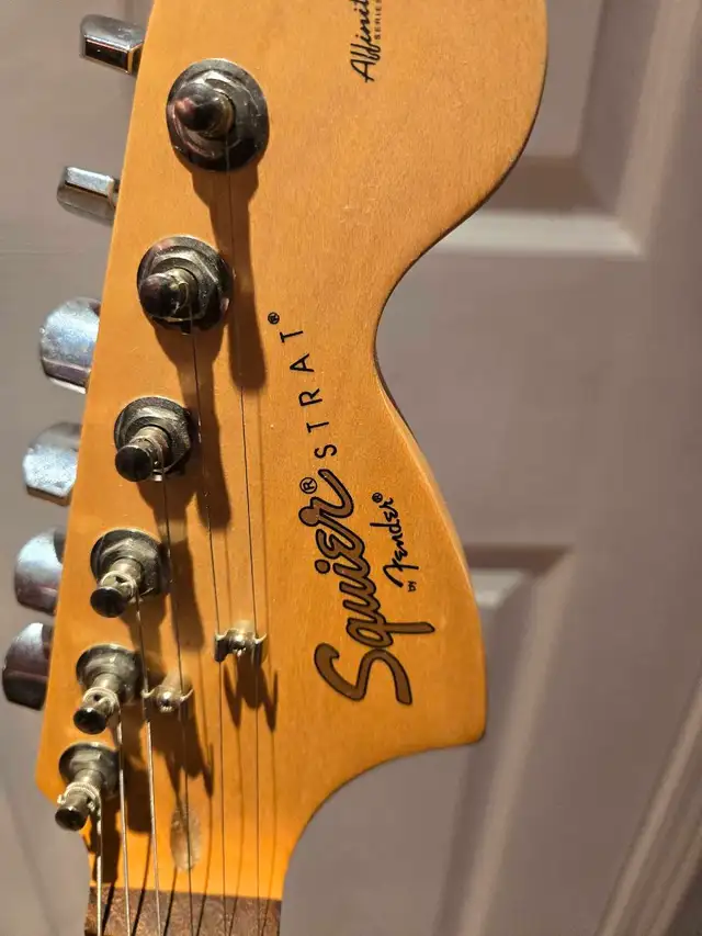 SQUIRE STRATOCASTER ELECTRIC GUITAR Fender Signed in Guitars in Ottawa - Image 6