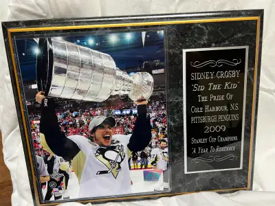 Sidney Cosby holding Stanley Cup framed on a plaque like new condition