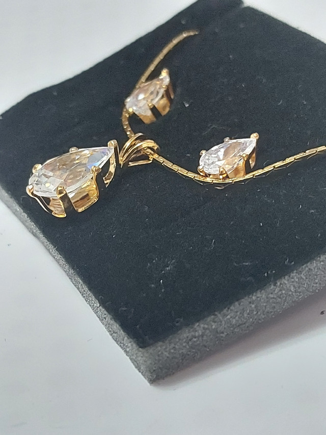 Teardrop Necklace and Earring Set dans Bijoux et montres  à Hamilton - Image 3