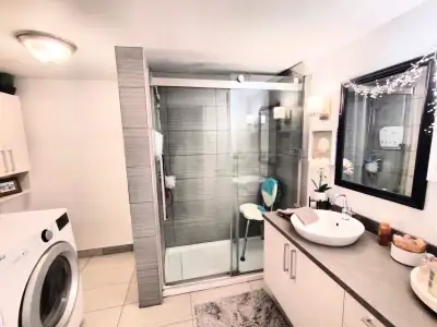 3 1/2 A LOUER TRIPLEX PRES DU METRO LIBRE TOUT RENOVÉ AVEC ÉLECT