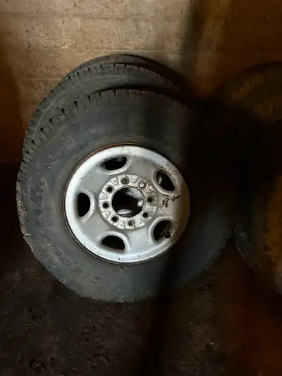 $80.00 pour les deux étaient Sur un GMC sierra 2500 années 2004 en 16 pouces.