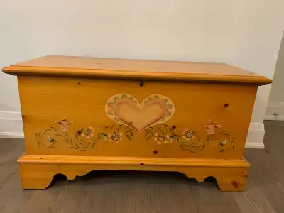 Beautiful Lane, cedar lined Hope Chest/Blanket Box with pretty folkart motif. Has 2 sliding interior...