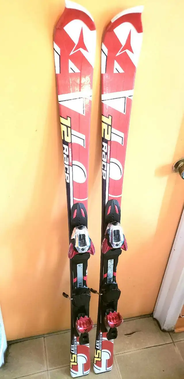 Skis alpin  atomic race 12 SL. Taille 137 CM. in Ski in City of Montréal - Image 4