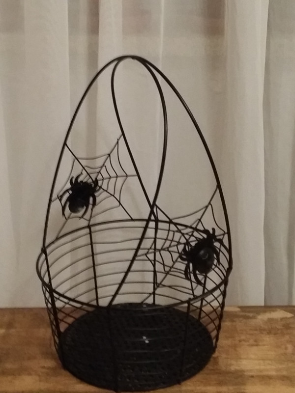 3 Round Wire Black Basket with Spiders Ornament in Storage & Organization in City of Toronto - Image 2