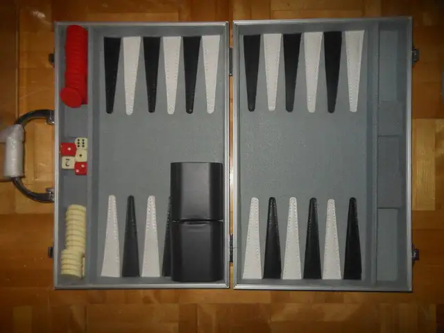 Backgammon in Toys & Games in City of Montréal - Image 6