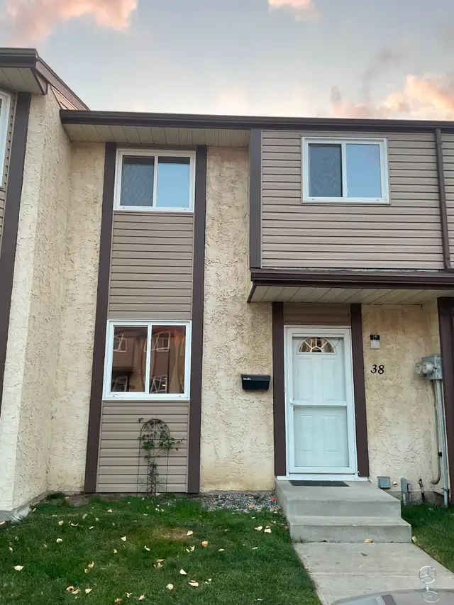 South West 3 bedrooms townhouse for rent.