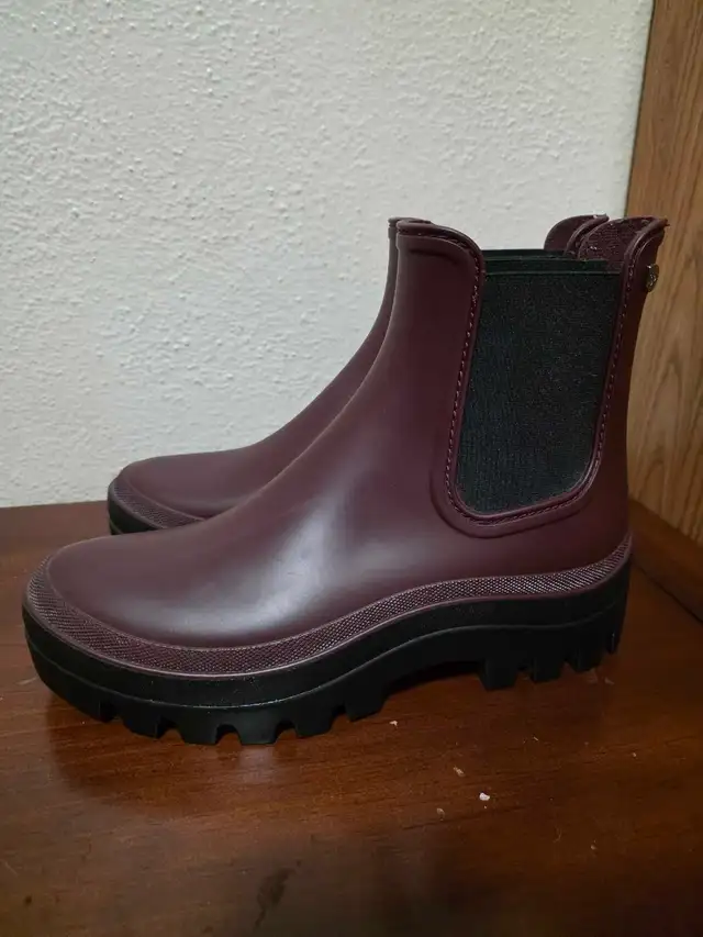 Cougar Chelsea Boot in Women's - Shoes in Edmonton - Image 4