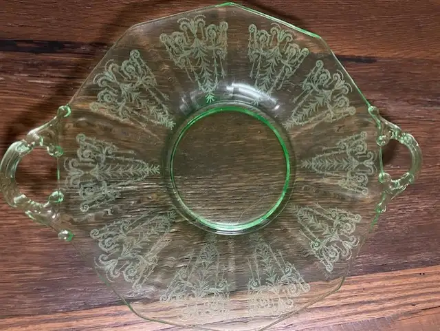 Antique - Depression Glass - Cake Plate - Glows in Arts & Collectibles in Ottawa - Image 3